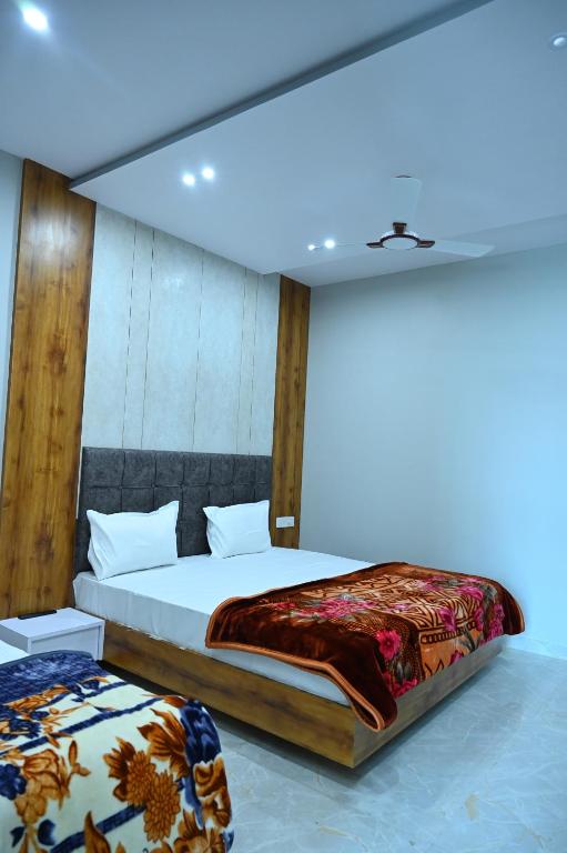 Postel nebo postele na pokoji v ubytování HOTEL DEV KRIPA Datia