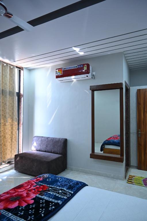 Postel nebo postele na pokoji v ubytování HOTEL DEV KRIPA Datia
