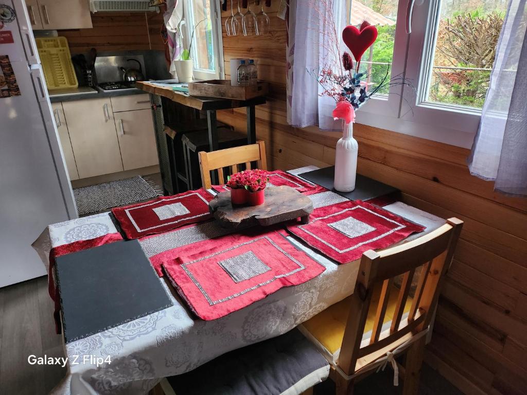 Kuchyň nebo kuchyňský kout v ubytování Chalet Domaine de Marcilly