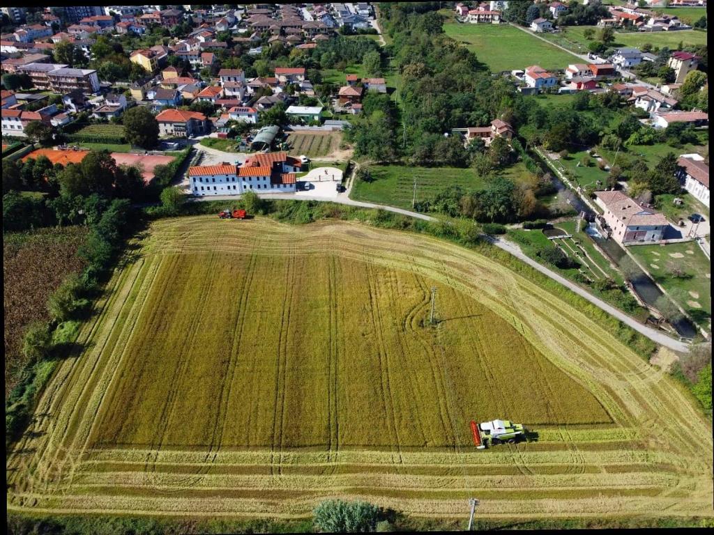 Letecký snímek ubytování Cascina Mora Bassa
