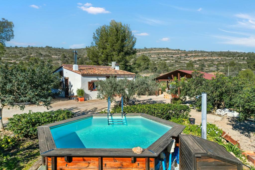 Bazén v ubytování El Castellet De L'Ocaive nebo v jeho okolí