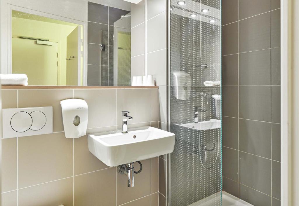 Koupelna v ubytování B&B HOTEL Saint-Witz Roissy