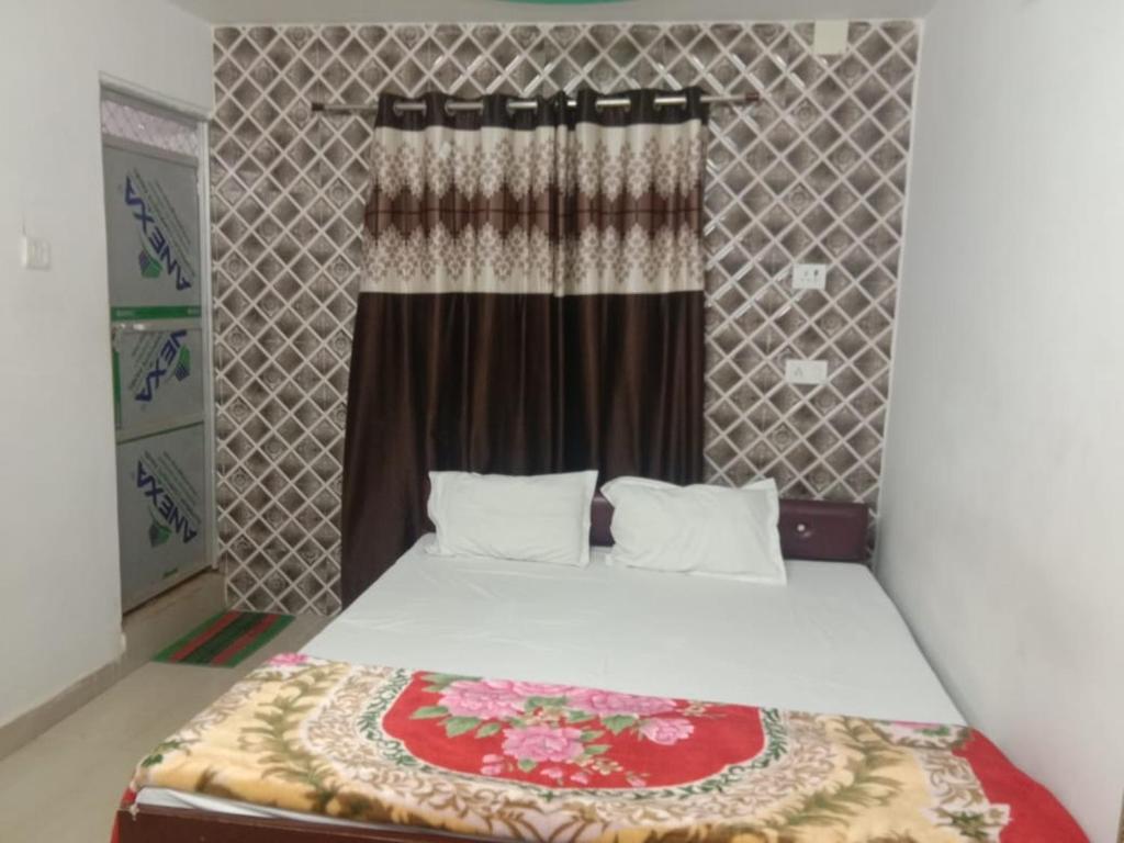 Postel nebo postele na pokoji v ubytování New Hotel Yatri Niwas