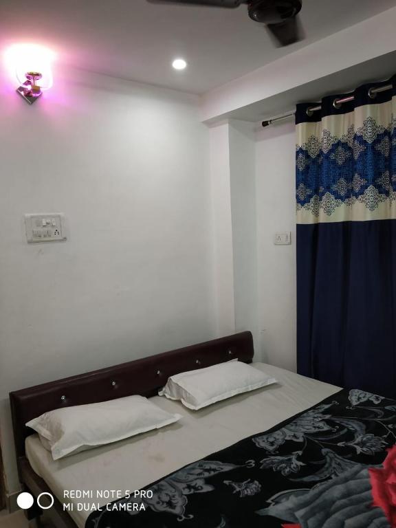 Postel nebo postele na pokoji v ubytování New Hotel Yatri Niwas