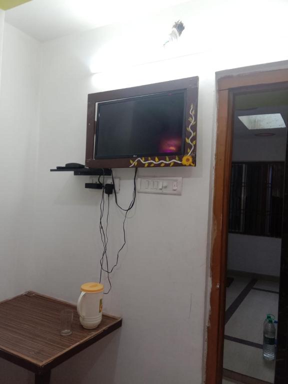 TV a/nebo společenská místnost v ubytování New Hotel Yatri Niwas