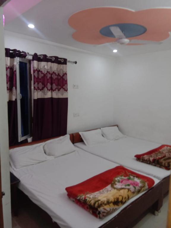 Postel nebo postele na pokoji v ubytování New Hotel Yatri Niwas