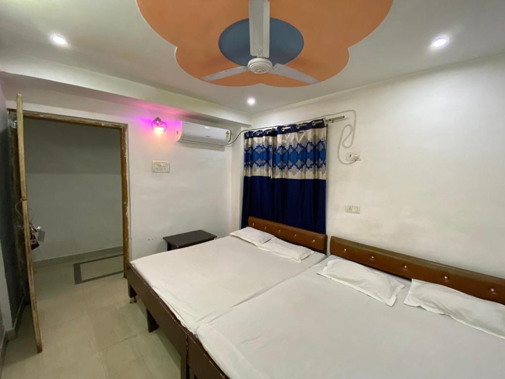 Postel nebo postele na pokoji v ubytování New Hotel Yatri Niwas