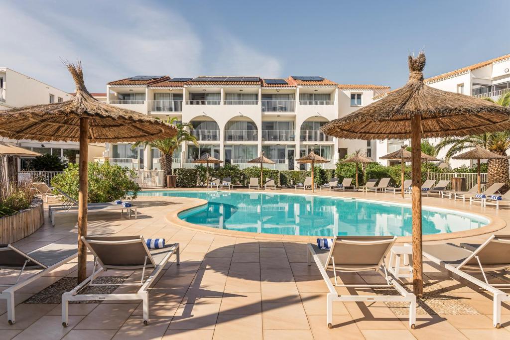 Bazén v ubytování Les Bulles de Mer - Hotel & Spa sur la Plage nebo v jeho okolí