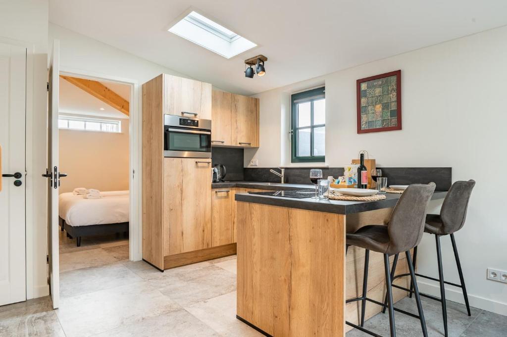 オーストカペッレにあるHello Zeeland - Vakantiewoning Noordweg 4aの部屋にテーブルと椅子のあるキッチン