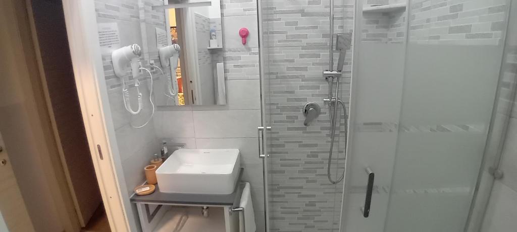 Koupelna v ubytování Titi Rooms