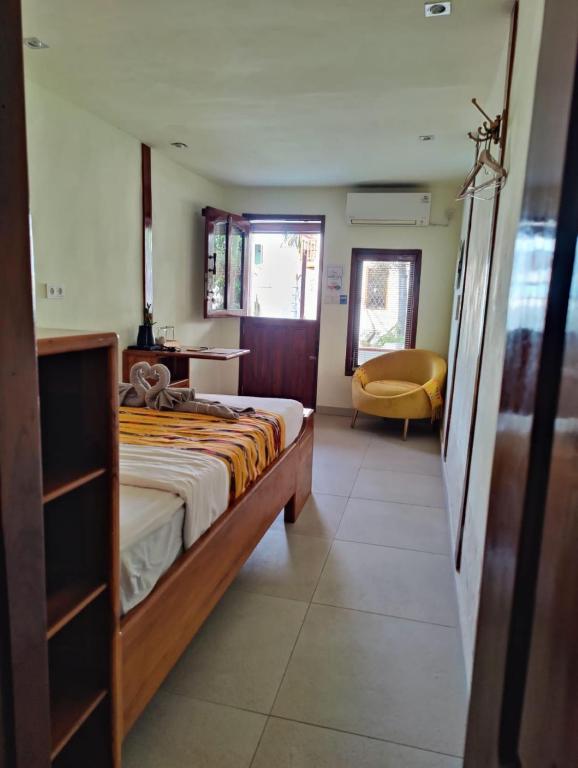 Una cama o camas en una habitación de Cool Breeze Authentic Hotel Labuan Bajo Komodo