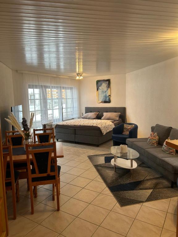 ein großes Wohnzimmer mit einem Bett und einer Couch in der Unterkunft Birke 6 in Todtmoos