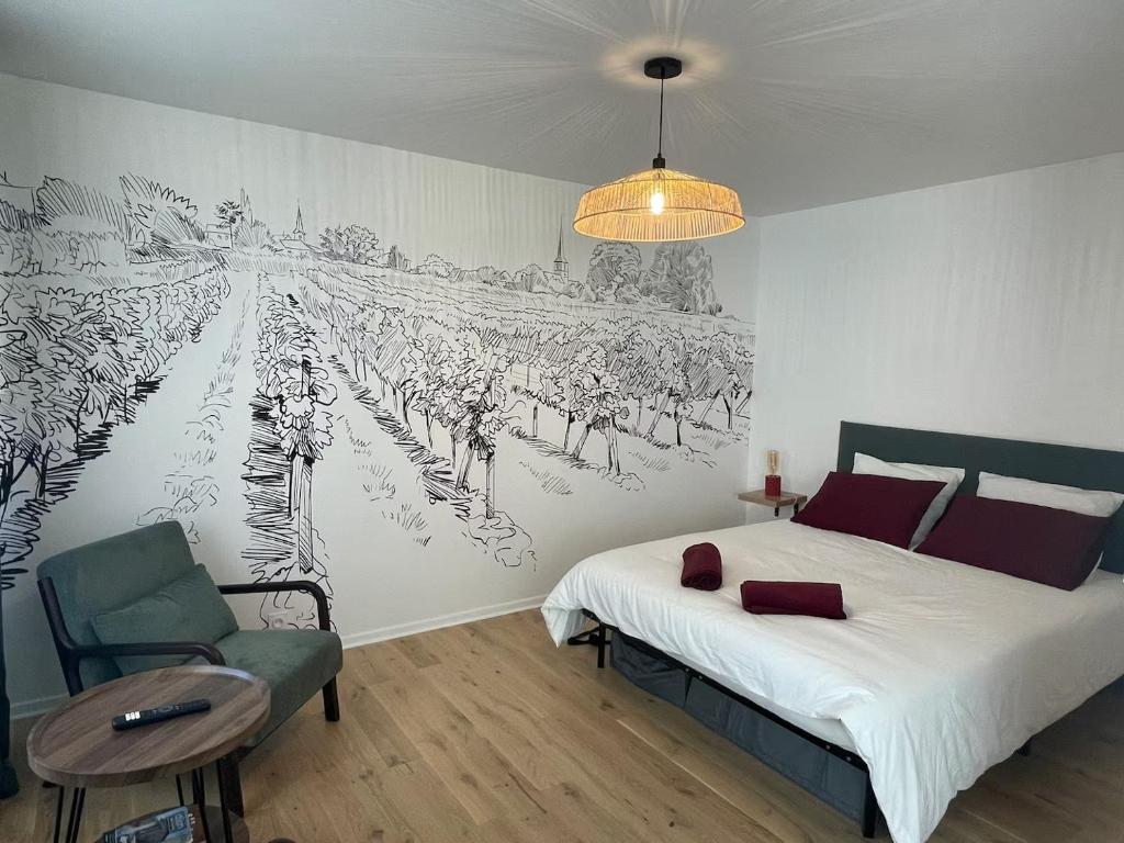 une chambre avec un lit et une peinture murale dans l'établissement Le Pinot - Centre-ville - Gare à 5 mn, à Dijon