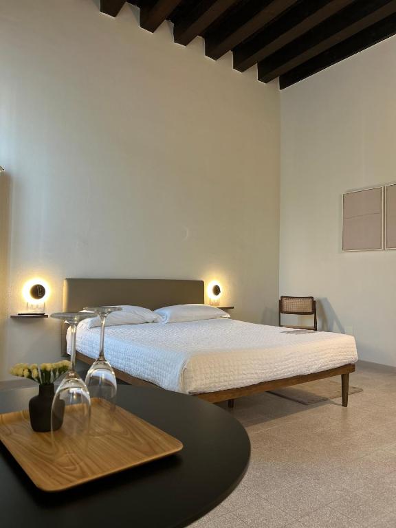 Postel nebo postele na pokoji v ubytování The Lake Suites com - Luxury stay in Lazise