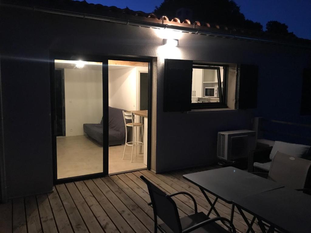 Balkón nebo terasa v ubytování Studio au calme, grande terrasse avec vue vallée