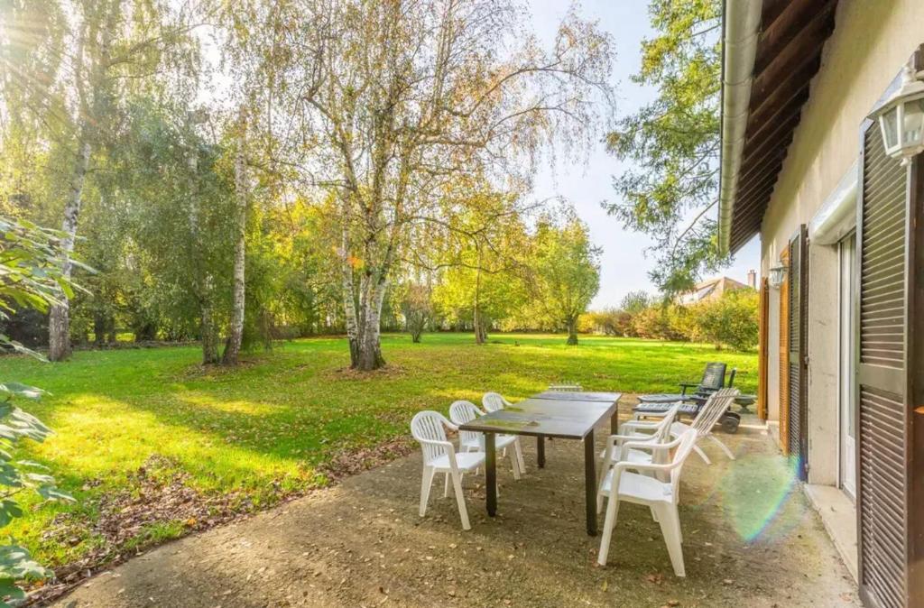 Zahrada ubytování Maison chaleureuse à Saints avec jardin et terrasse