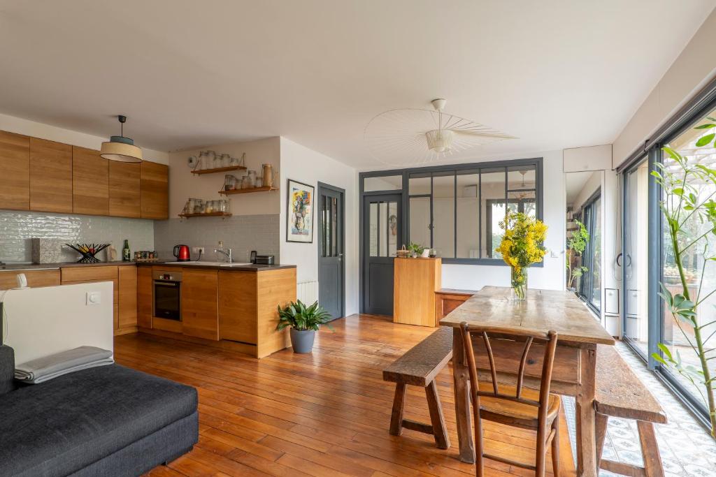 une cuisine et un salon avec une table et un canapé dans l'établissement Veeve - Wooden Warmth, à Paris