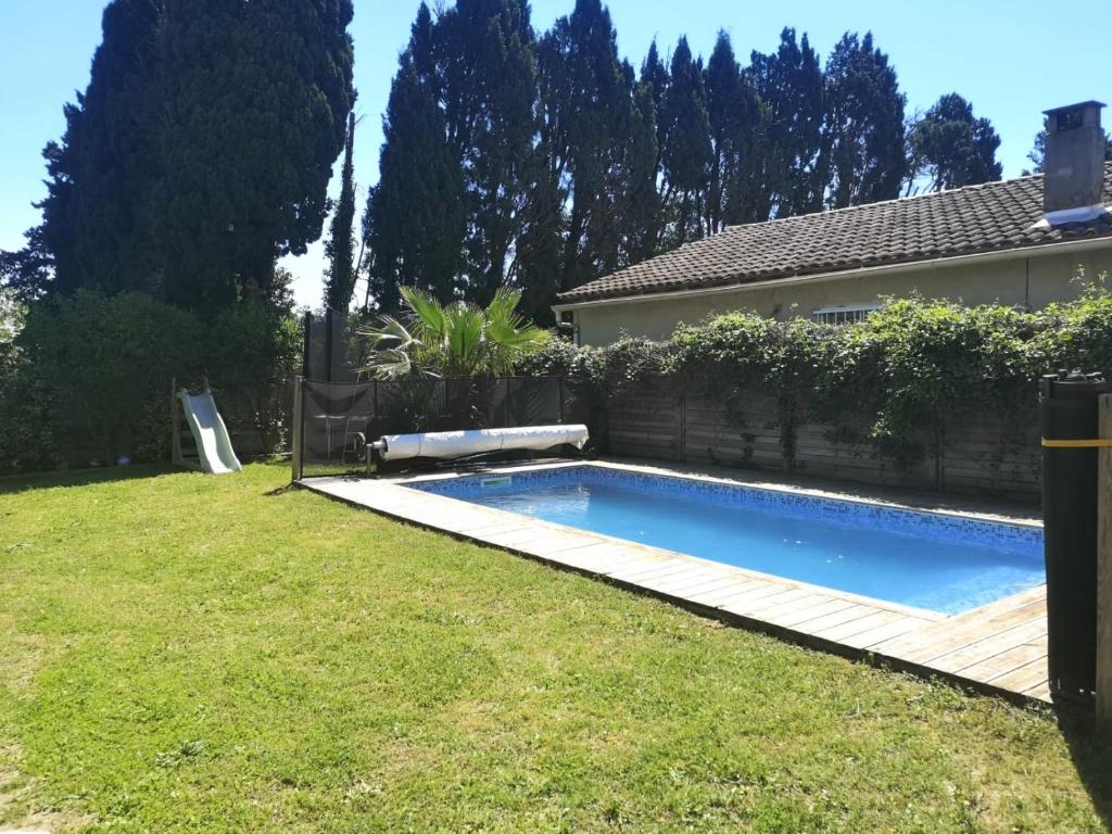 une piscine dans la cour d'une maison dans l'établissement Air-conditioned house garden parking pool, à Rognonas