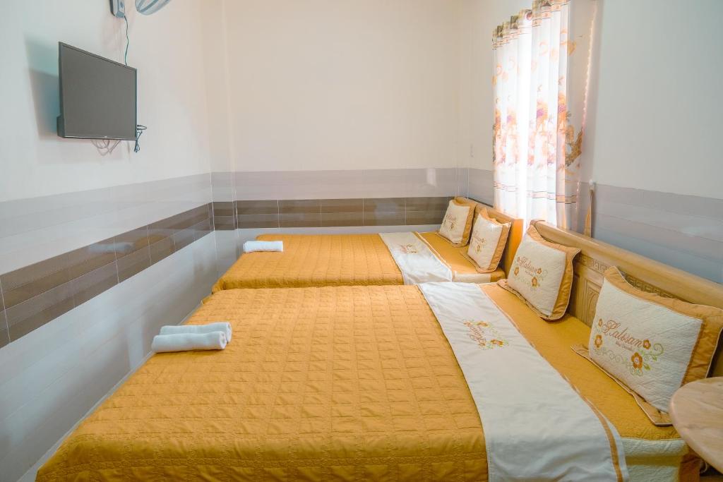 Postel nebo postele na pokoji v ubytování Khách sạn Hoàng Hải Ninh Thuận