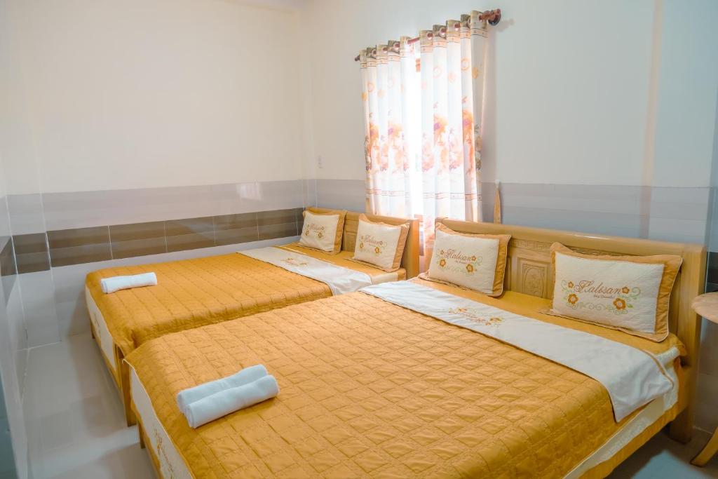 Postel nebo postele na pokoji v ubytování Khách sạn Hoàng Hải Ninh Thuận