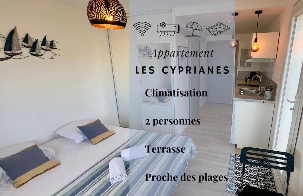- une chambre dotée d'un lit avec des mots sur le mur dans l'établissement 091-Les Cyprianes - 2 pers - Parking - Piscine, à La Grande Motte