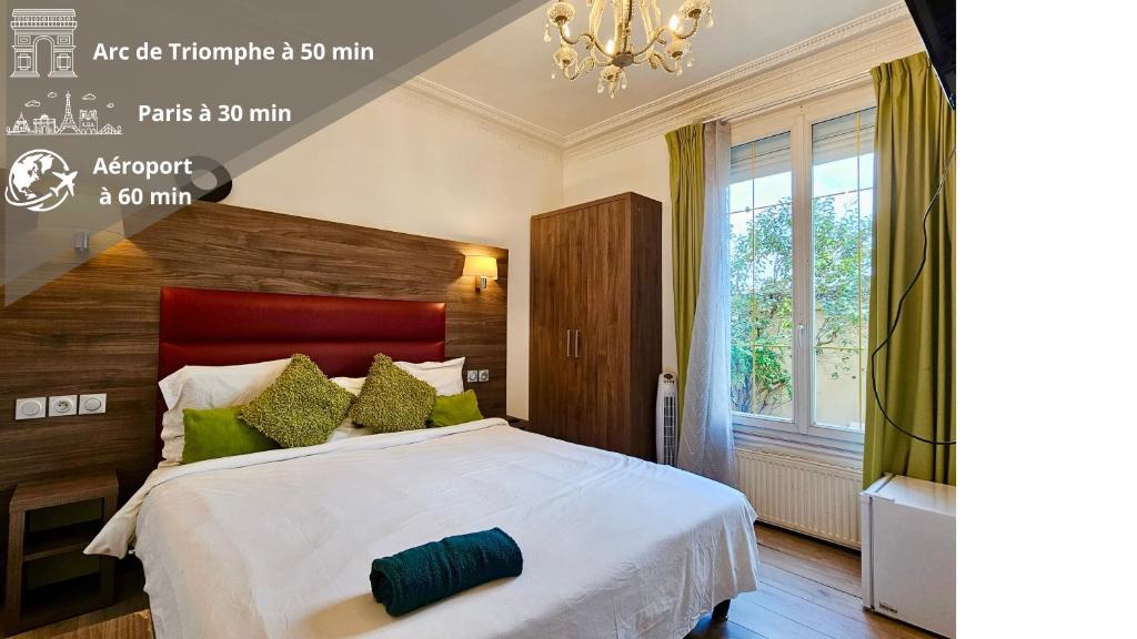 une chambre avec un grand lit et un lustre dans l'établissement Chambre style hôtelière dans logement partagé, La Zen Proxy Paris, Stade de France, à Épinay-sur-Seine