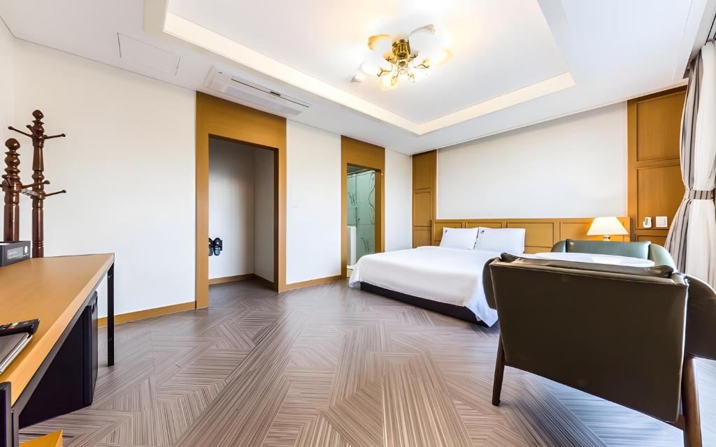Postel nebo postele na pokoji v ubytování Lamer Hotel