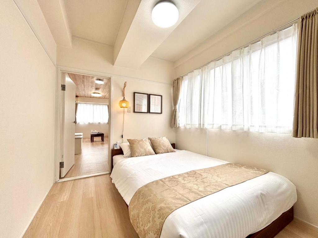 Postel nebo postele na pokoji v ubytování Neighbor's Hotel 十日市