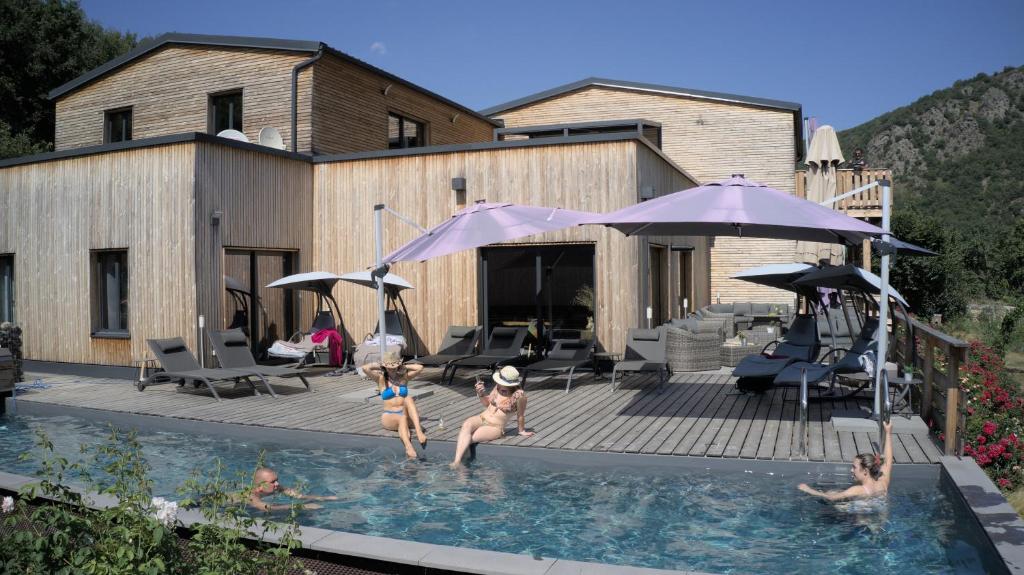 Bazén v ubytování Le Volcan des Sens, chambres d'hotes de luxe et SPA privatif nebo v jeho okolí