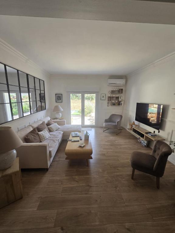 un salon avec un canapé et une télévision dans l'établissement Phil, à Villeneuve-lès-Avignon