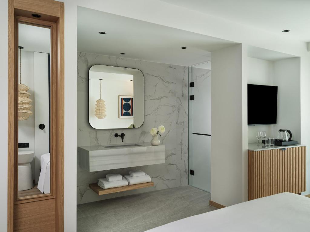 TV a/nebo společenská místnost v ubytování InterContinental Crete by IHG