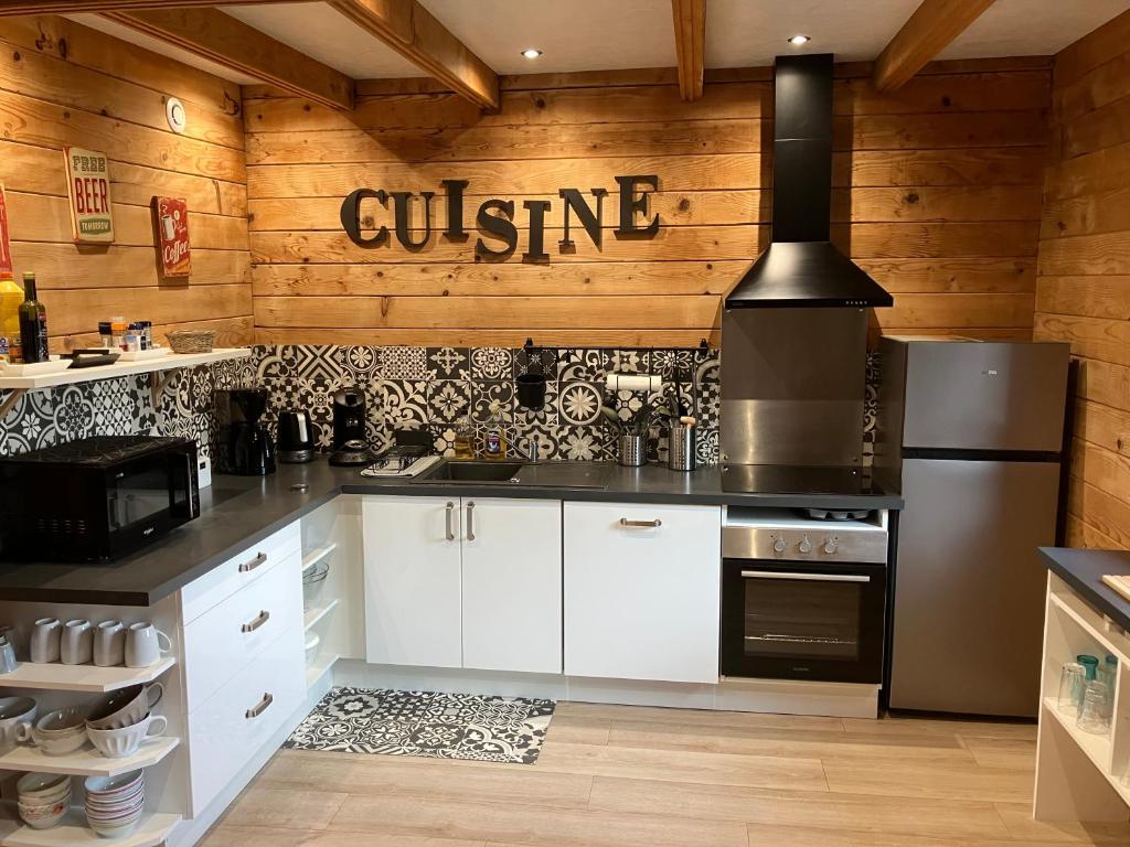 Kuchyň nebo kuchyňský kout v ubytování Chalet en bordure de forêt