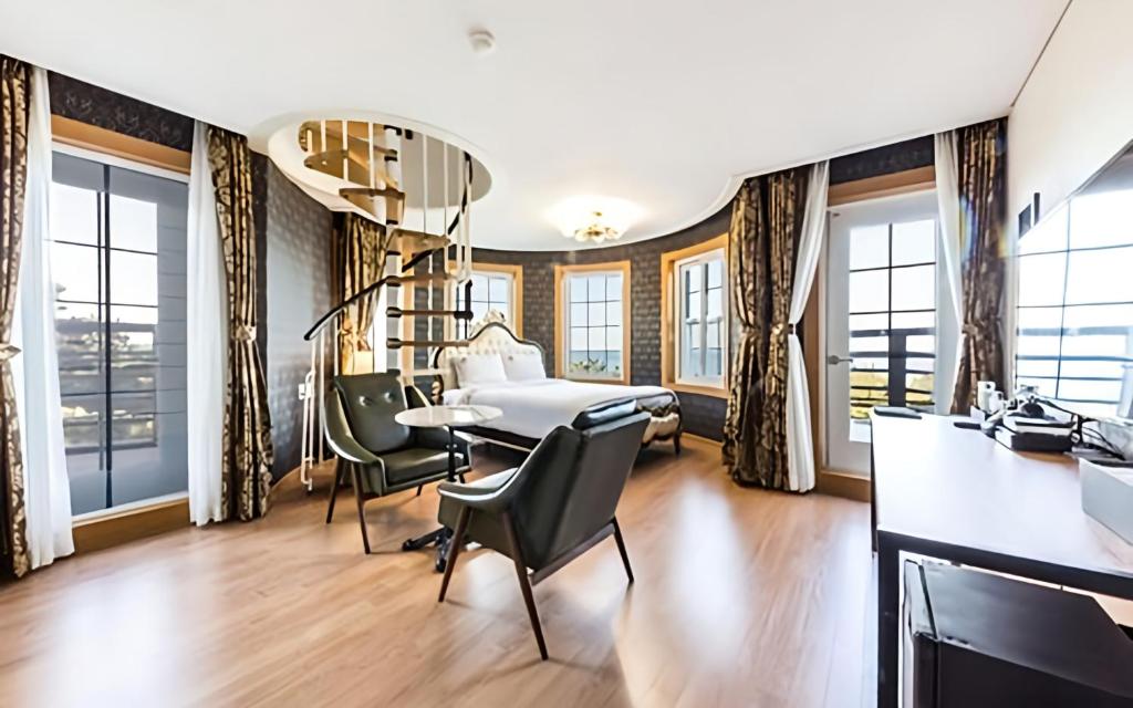 Postel nebo postele na pokoji v ubytování Lamer Hotel