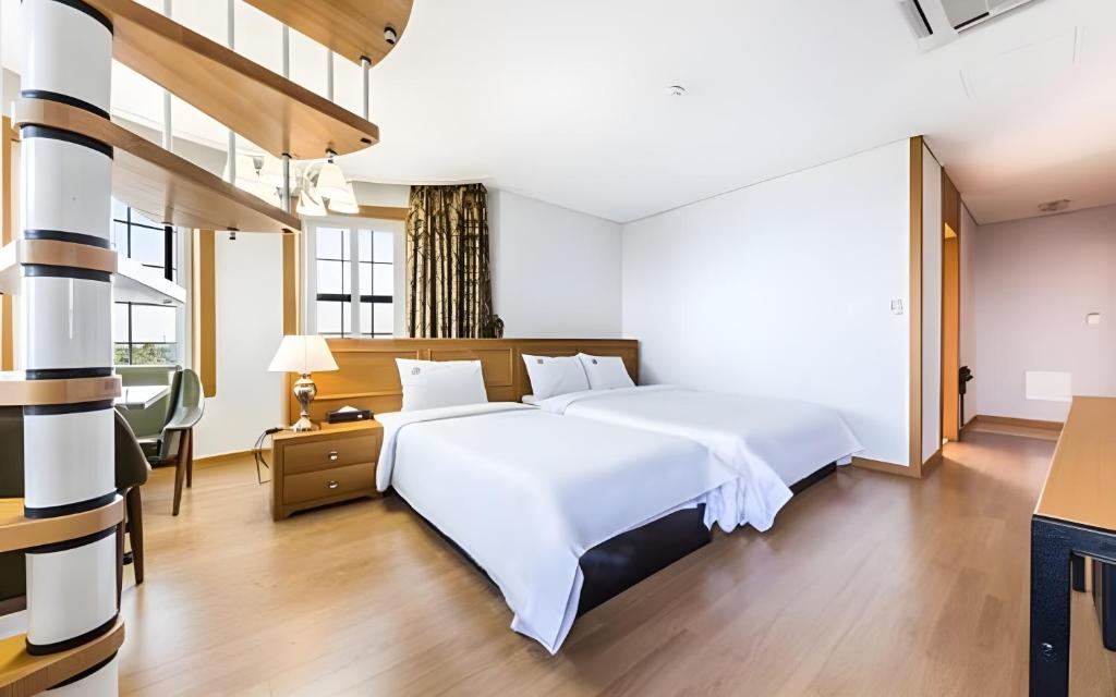 Postel nebo postele na pokoji v ubytování Lamer Hotel