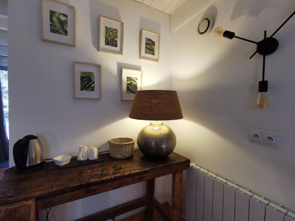Příslušenství pro přípravu čaje a kávy v ubytování Le Moulin De La Pipe - Logis Hotel Restaurant