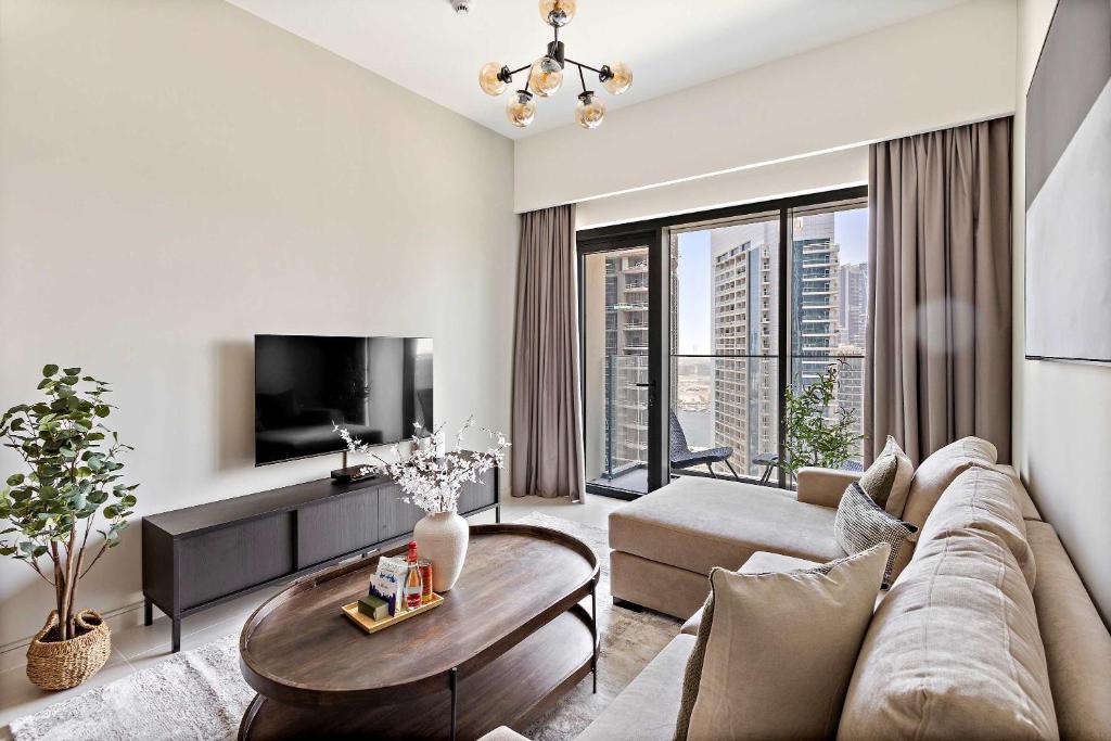 TV a/nebo společenská místnost v ubytování Silkhaus sophisticated 1BDR in Downtown premium tower