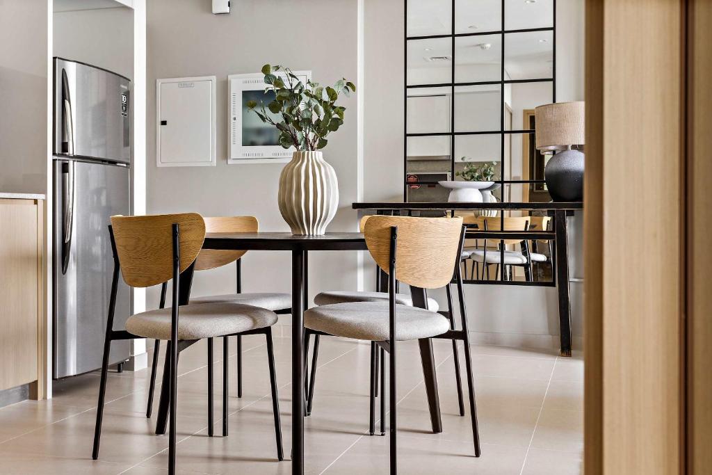 Kuchyň nebo kuchyňský kout v ubytování Silkhaus sophisticated 1BDR in Downtown premium tower