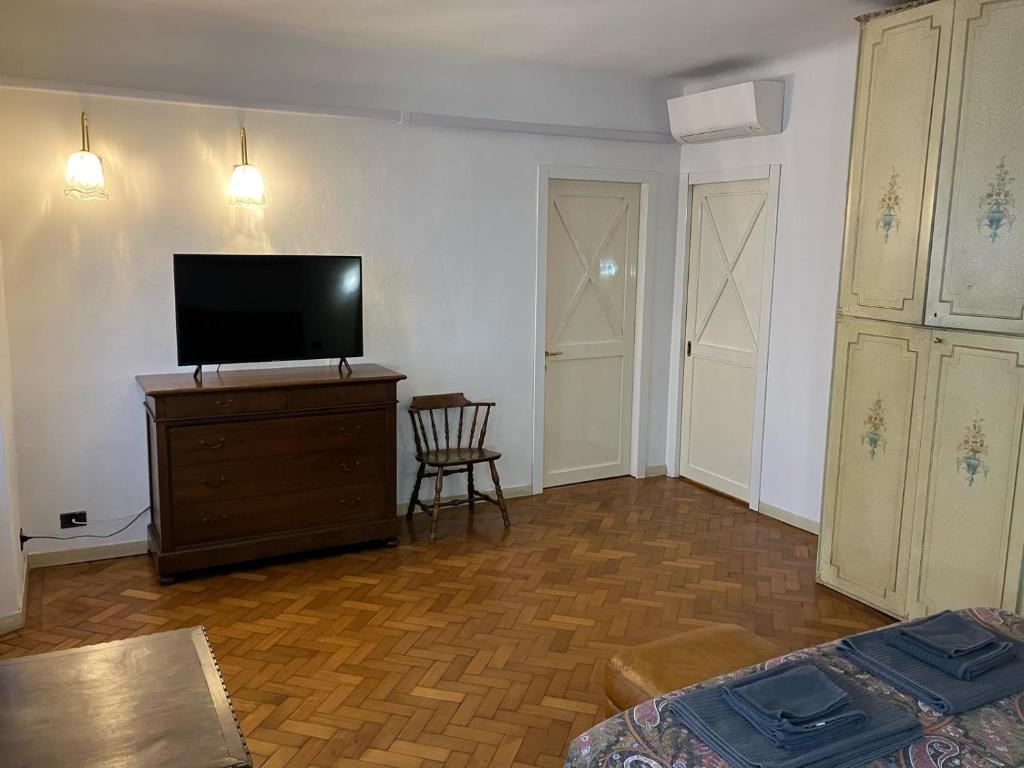 TV a/nebo společenská místnost v ubytování Al Portico Private Rooms