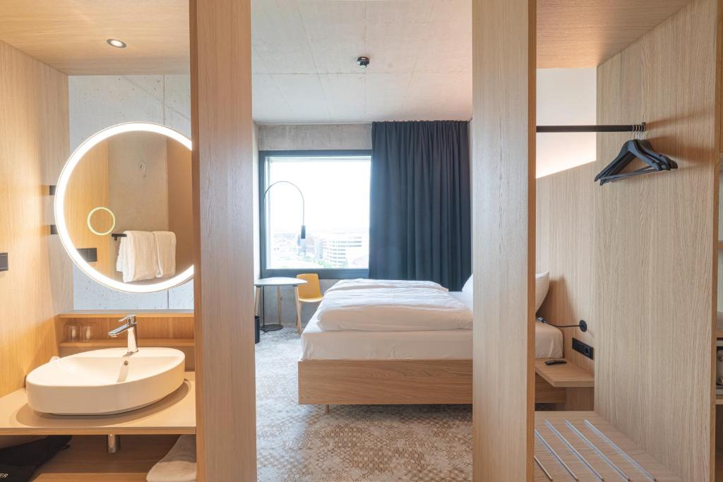 Postel nebo postele na pokoji v ubytování Boulderbar Hotel Leonding