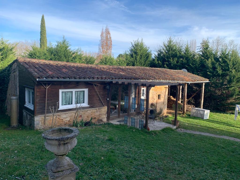 a small house in a yard with a bird bath at La Maison de Borie in Fumel
