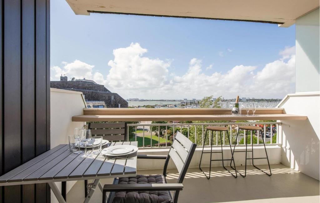 einen Balkon mit einem Tisch und Stühlen sowie Stadtblick in der Unterkunft Gorgeous Apartment In La Rochelle in La Rochelle