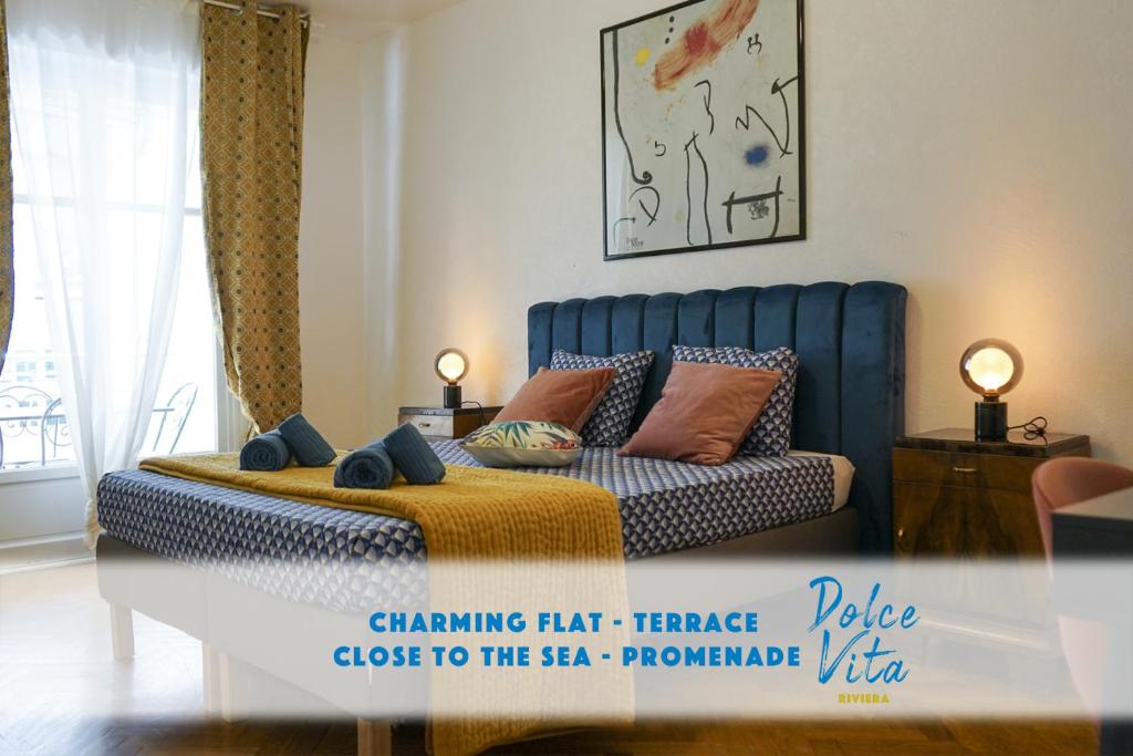 - une chambre avec un lit bleu et des oreillers dans l'établissement Riviera Prom 4 Pers Vista Mare, à Nice