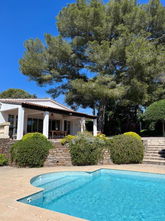 une piscine devant une maison dans l'établissement Villa Les Roches, à La Croix-Valmer