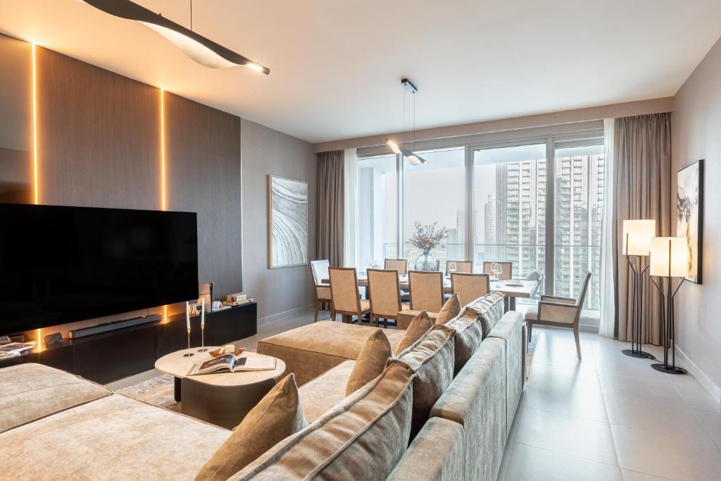 Una televisión o centro de entretenimiento en Royal 4BR Burj Khalifa View Dubai Mall