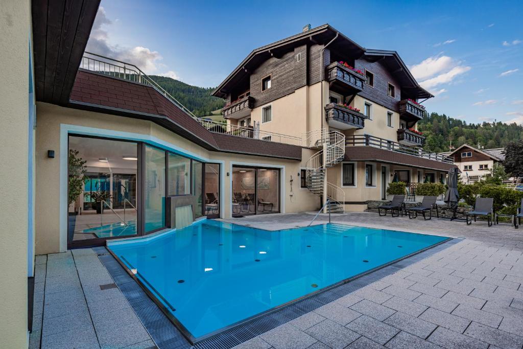 Bazén v ubytování Alpine Spa Residence nebo v jeho okolí