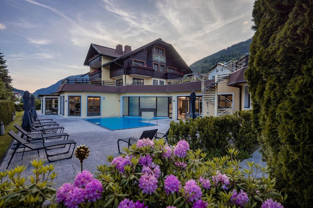 Bazén v ubytování Alpine Spa Residence nebo v jeho okolí
