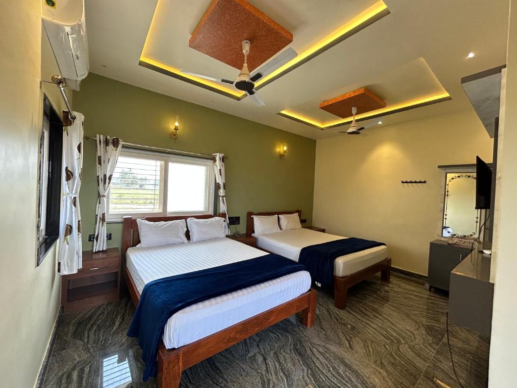 Un pat sau paturi într-o cameră la Anu Paradise Hampi