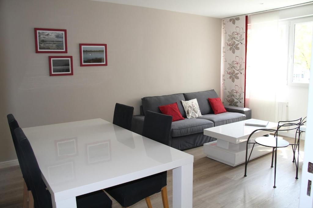 un salon avec un canapé et une table dans l'établissement Fromentin - Parking - calme - proche port, à Vannes