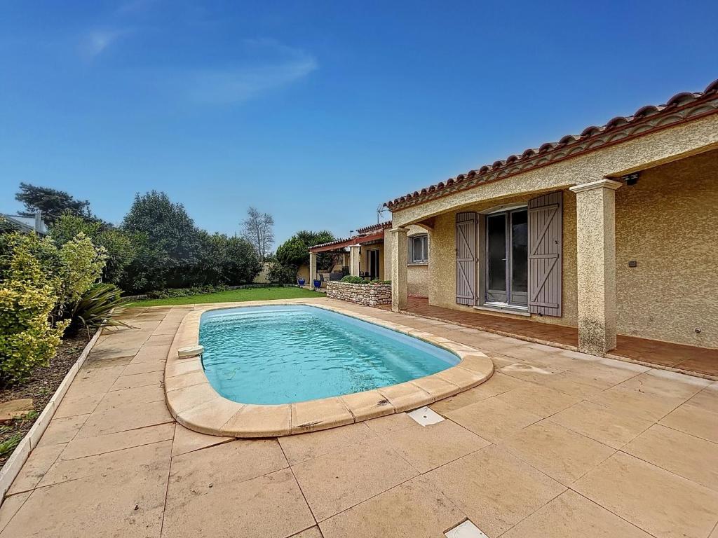 une piscine dans une cour à côté d'une maison dans l'établissement La Flemme en Rose- Villa avec piscine-Pet Friendly, à Peyriac-de-Mer
