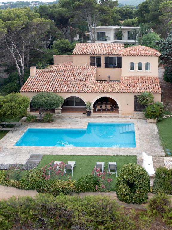 une vue aérienne d'une maison avec piscine dans l'établissement La Roche Bleue - Villa de charme avec vue exceptionnelle bord de mer piscine privée jardin et terrasse, à Carry-le-Rouet